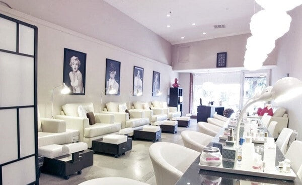EYE-CATCHING NAIL SALON DECORATION COLOR TONES